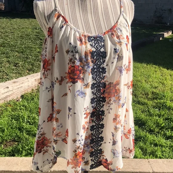 NWT Jolt beautiful top, cold shoulder - Picture 3 of 14
